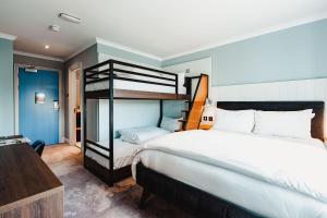 1 dormitorio con 1 cama y 1 litera en Village Hotel Blackpool, en Blackpool
