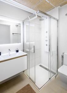 een badkamer met een glazen douche en een wastafel bij Apartment Los Balcones - Torrevieja in Torrevieja
