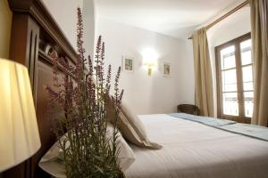 Un dormitorio con una cama con flores. en Hotel San Miguel, en Córdoba
