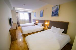 Giường trong phòng chung tại Hi Inn Nanjing Hunan Road Wuyue Plaza