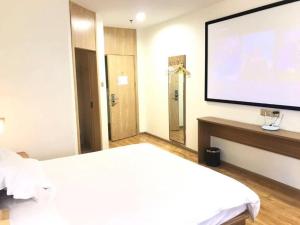 a room with a large screen in a hotel room at Hi Inn Nanjing Hunan Road Wuyue Plaza in Nanjing