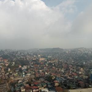 una vista aérea de una ciudad con edificios en Terrace Transient, en Baguio