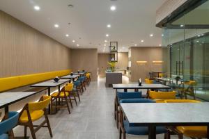Restoran või mõni muu söögikoht majutusasutuses Hanting Premium Hotel Qingdao Yongping Road Metro Station