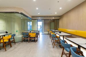 מסעדה או מקום אחר לאכול בו ב-Hanting Premium Hotel Qingdao Yongping Road Metro Station