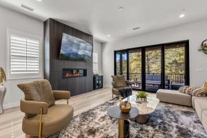 sala de estar con sofá y chimenea en Cottonrose Flagstaff home, en Flagstaff