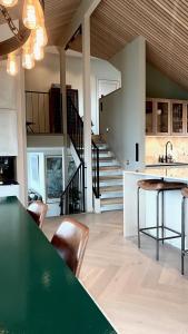 uma cozinha com uma mesa e cadeiras e uma escadaria em Villa Bluebird em Henningsvær