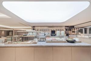 a large kitchen with aasteryasteryasteryasteryasteryasteryasteryasteryasteryasteryastery at Ji Hotel Tianjin Cultural Center in Yutai