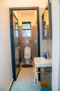 y baño con aseo y lavamanos. en Azania Homes 2bedrooms Apartments Westlands, en Nairobi