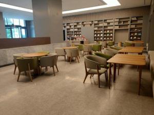 The lounge or bar area at Ji Hotel Zunyi Xishui