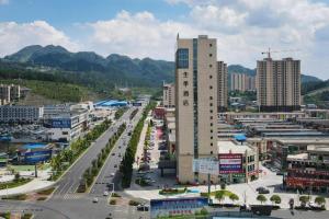 une ville avec un grand bâtiment et une rue dans l'établissement Ji Hotel Zunyi Xishui, à Xishui