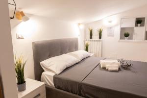 1 dormitorio con 1 cama con 2 almohadas en Suite Gli Ulivi, en Colonna