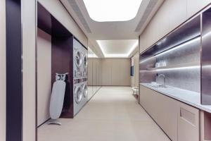 a laundry room with a washer and dryer at Ji Hotel Wenzhou Feixia South Road in Wenzhou