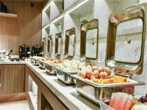 eine Reihe von Tabletts mit Speisen am Buffet in der Unterkunft Hanting Hotel Zhongwei Gulou Dong Street in Zhongwei