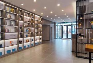 una habitación con biblioteca con libros en la pared en Hanting Hotel Qingdao Wanxiang City, en Qingdao