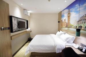 Un pat sau paturi într-o cameră la Elan Boutique Hotel Wuhan Plaza Wansongyuan