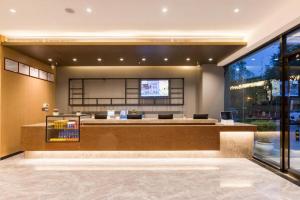 a lobby with a waiting area with a laptop at Hanting Hotel Hangzhou Zhejiang University Of Technology in Hangzhou