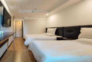 Łóżko lub łóżka w pokoju w obiekcie Hi Inn Beijing Chaoyangmen