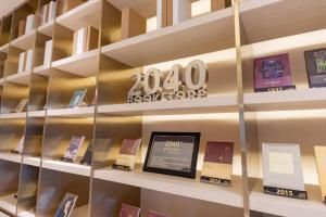 una exposición de libros en estanterías en una librería en Ji Hotel Xuzhou Government, en Liuji