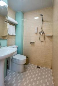 Hi Inn Beijing Chaoyangmen في بكين: حمام مع مرحاض ومغسلة ودش