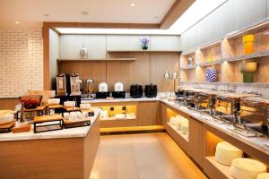 Cuisine ou kitchenette dans l'établissement Hanting Hotel Changchun Guilin Road South Lake Park