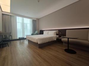 Hanting Hotel Beijing Huojian Wanyuan tesisinde bir odada yatak veya yataklar