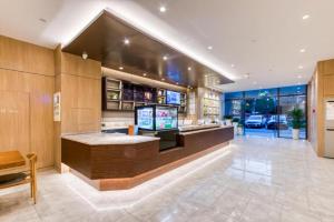 Hanting Premium Hotel Hangzhou West Lake Culture Square Metro Station في هانغتشو: مطعم فيه بار في مبنى