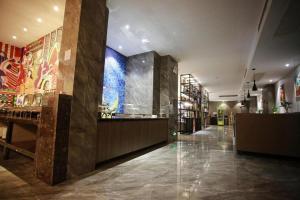 a lobby of a building with a store at Hanting Hotel Chuzhou Dingyuan Shopping Building in Dingyuan