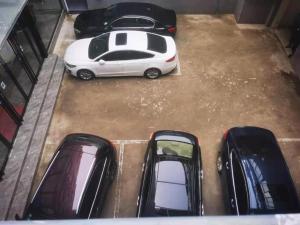 an overhead view of parked cars in a parking lot at Hanting Hotel Chuzhou Dingyuan Shopping Building in Dingyuan
