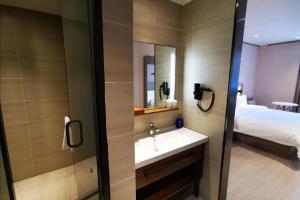 A bathroom at Hanting Hotel Fushun Wanda Plaza