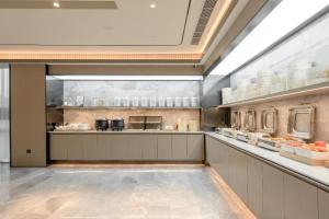 a large kitchen with aasteryasteryasteryasteryasteryasteryasteryasteryasteryasteryastery at Ji Hotel Nanping Jianyang District Government in Tancheng