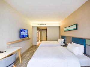 מיטה או מיטות בחדר ב-Hanting Hotel Xingyi