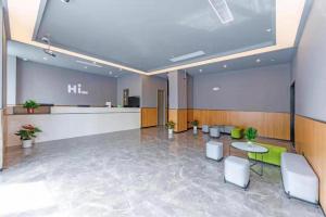 una grande hall con una sala d'attesa con sedie e tavoli di Hi Inn Shanghai International Exhibition Center Jidi Road a Shanghai