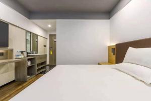 Una cama o camas en una habitación de Hi Inn Shanghai International Exhibition Center Jidi Road