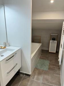 Kuchyň nebo kuchyňský kout v ubytování Spacieux appartement neuf au cœur de Bisca plage + 34 fotografií