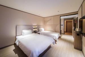Een bed of bedden in een kamer bij Hanting Hotel Xiamen Zhongshan Road