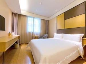 Ji Hotel Xining Haihu New District tesisinde bir odada yatak veya yataklar