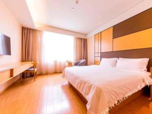 Tempat tidur dalam kamar di Ji Hotel Xining Haihu New District