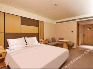 Ein Bett oder Betten in einem Zimmer der Unterkunft Ji Hotel Xining Haihu New District