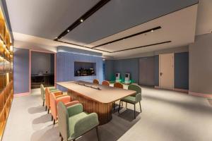 a conference room with a long table and chairs at Hanting Hotel Nanjing Garden City Maihua Road in Yen-tzu-chi