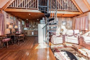 een woonkamer met een wenteltrap in een huis bij Tranquil Rocky Top Cabin with Mountain Views! cabin in Slanesville
