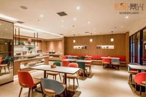 Hanting Premium Hotel Delingha Jinghuawan Plaza餐廳或用餐的地方