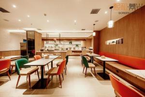 Hanting Premium Hotel Delingha Jinghuawan Plaza tesisinde bir restoran veya yemek mekanı