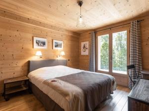 - une chambre avec un lit dans une cabane en bois dans l'établissement Chalet La Clusaz, 7 pièces, 14 personnes - FR-1-304-140, à La Clusaz