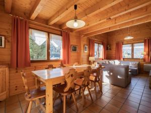 ラ・クリュサにあるChalet La Clusaz, 6 pièces, 11 personnes - FR-1-304-160のダイニングルーム(木製テーブル、椅子付)