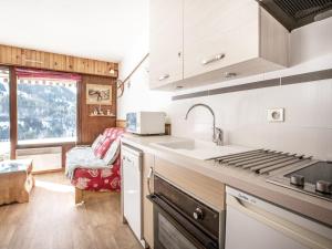 ラ・クリュサにあるAppartement La Clusaz, 2 pièces, 4 personnes - FR-1-304-181のキッチン(シンク、コンロ付)