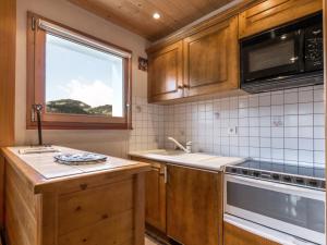 Dapur atau dapur kecil di Appartement La Clusaz, 3 pièces, 4 personnes - FR-1-304-193