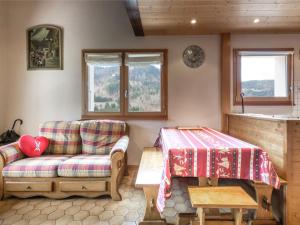 sala de estar con sofá y mesa en Appartement La Clusaz, 3 pièces, 4 personnes - FR-1-304-193, en La Clusaz