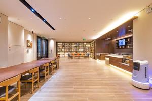 una gran biblioteca con una mesa larga y sillas en Hanting Hotel Lingbao Municipal Government, en Ling-pao-hsien