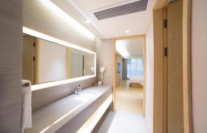 A bathroom at Ji Hotel Guangzhou Baiyun Airport