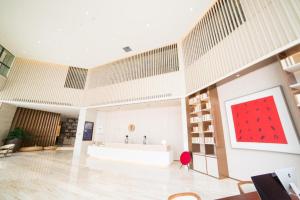 The lobby or reception area at Ji Hotel Guangzhou Baiyun Airport